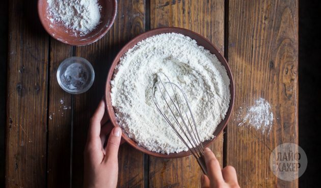 How to make a quick yogurt cherry pie: mix flour and baking soda