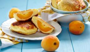 Cheesecakes with apricots. Breakfast with a taste of summer