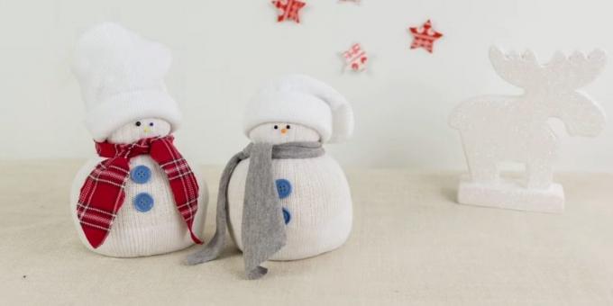 How to make a snowman with his hands out of sock