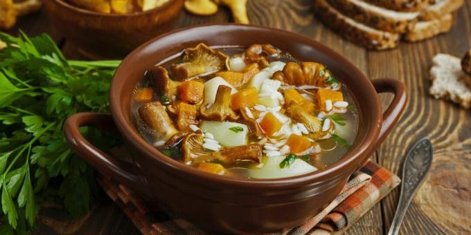 Soup with chanterelles and rice