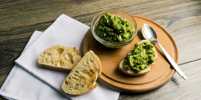 Avocado spread with egg and krill