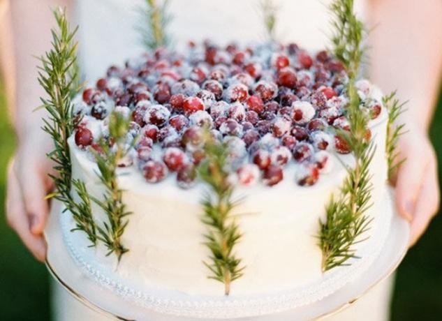 Cake with cream, garnished with berries