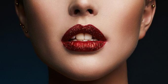 Glitter Lip Makeup: Use Lipstick with a Sticky Finish