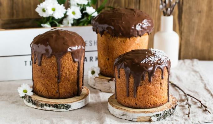 Kulich without yeast with chocolate icing