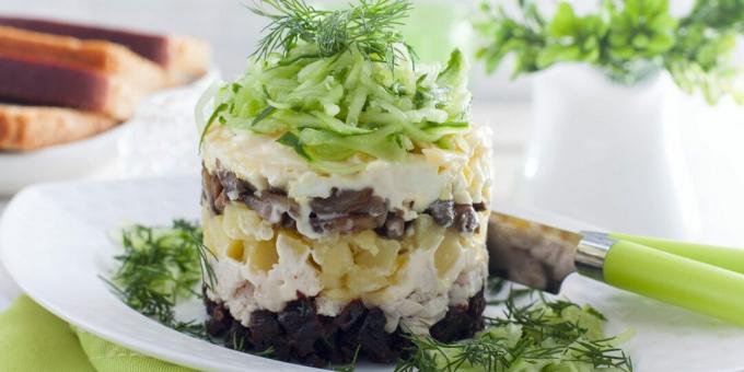 Salad with chicken, champignons and prunes
