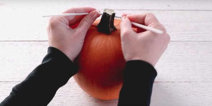 Crafts from pumpkin: twist the wire