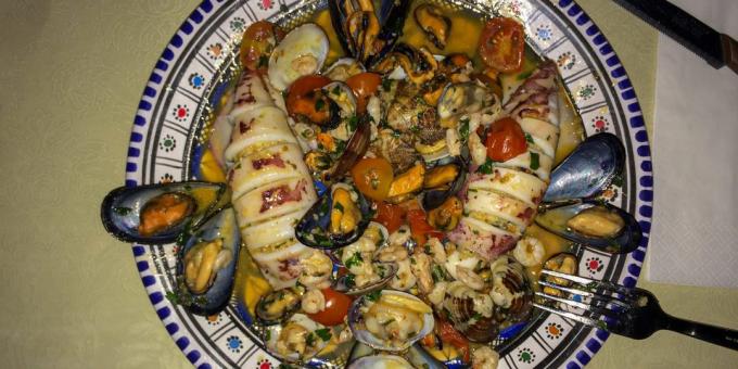 Stuffed squid with seafood: easy recipe