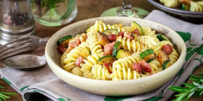 Pasta with zucchini and bacon
