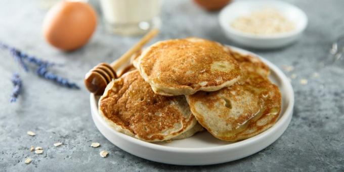 Oatmeal-apple pancakes with yogurt and milk