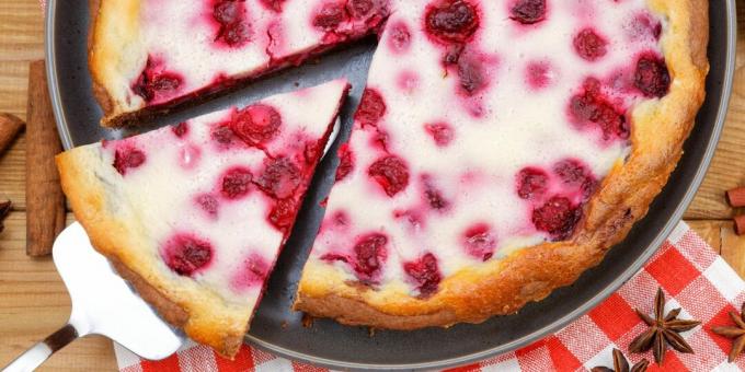 Pie with raspberries and sour cream
