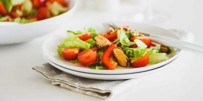 Salad with mussels, tomatoes and peppers