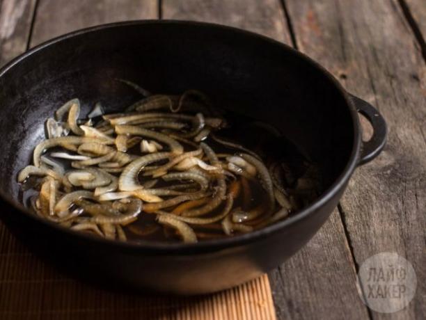 How to cook oyakodon: let the onion simmer for about 5 minutes