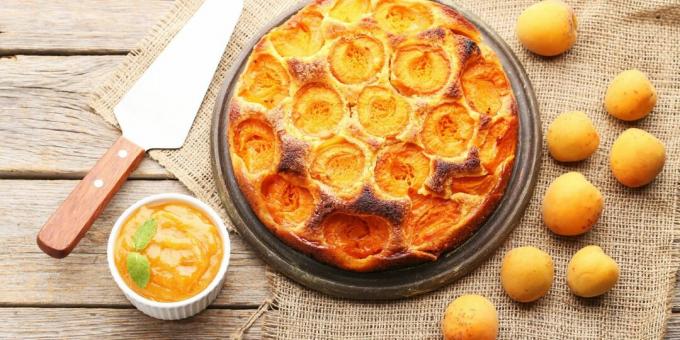 Pie with apricots and cheese filling