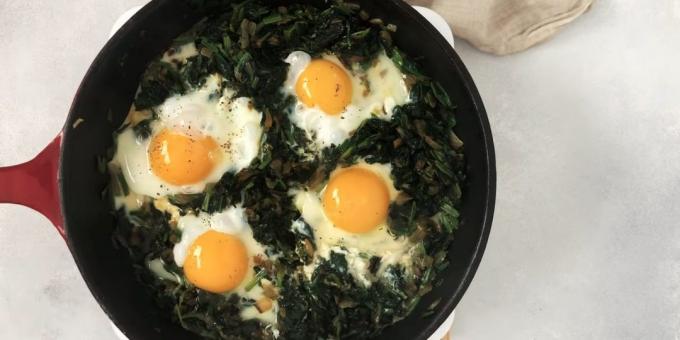 How to cook fried eggs with onions and spinach