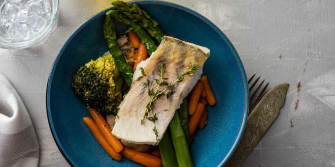 Pike perch baked with vegetables in a sleeve