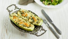 Zucchini boats with minced chicken, onions and sour cream