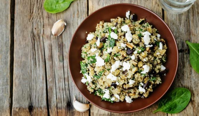 Warm salad with quinoa and eggplant