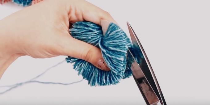 How to make a pompom: cut the threads