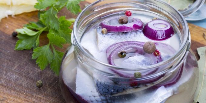 How to pickle herring with vinegar and onions