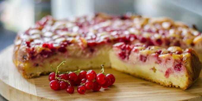 Cottage cheese pie with currant