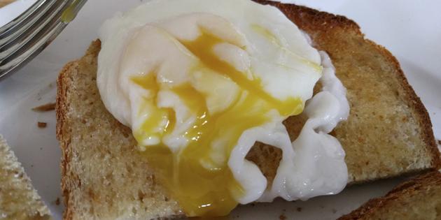 fast recipes of dishes: poached egg with spicy sauce 