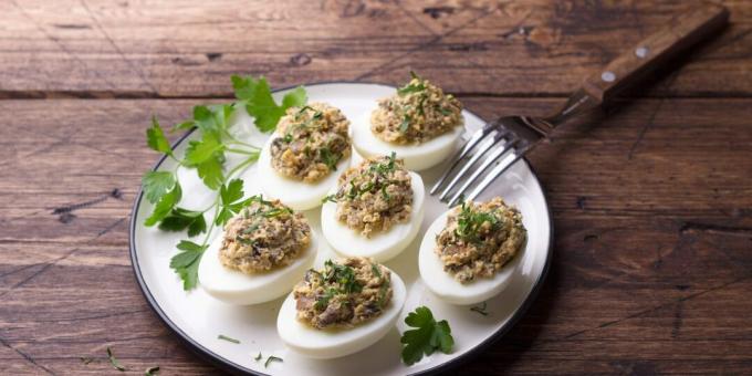 Eggs stuffed with mushrooms and herbs