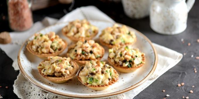 Tartlets with smoked chicken and mushrooms
