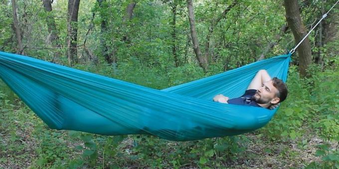 Hammock with his own hands: Hammock on the ropes and carabiners without sewing