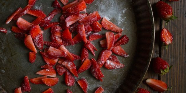 How to make chimichanga: Cut strawberries into small wedges and sprinkle with a teaspoon of starch