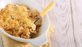 Crumble with pears, apples and walnuts