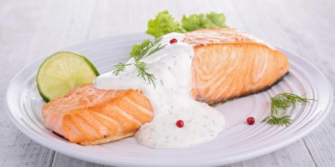 Baked salmon with cream sauce