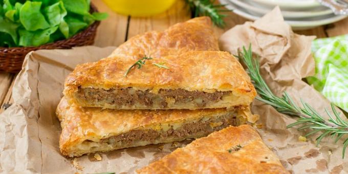 Puff pastry pie with minced meat, potatoes and bell pepper