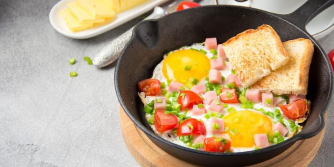 Fried eggs with tomato and sausage