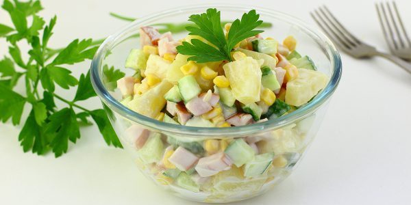 Recipes: Salad with pineapple, smoked chicken, corn and cucumber