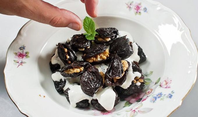 Simple delicious desserts: prunes stuffed with walnuts