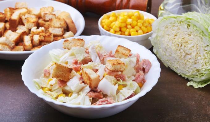 Salad with tuna, croutons and Chinese cabbage