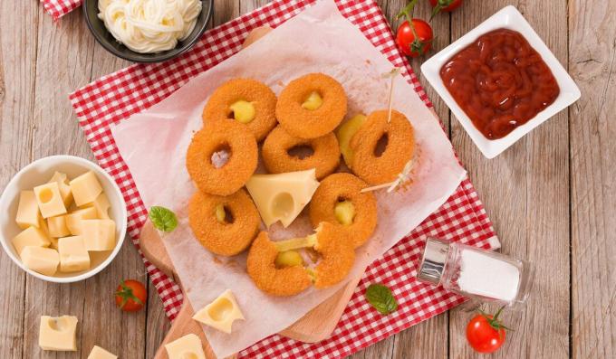 Onion rings with cheese
