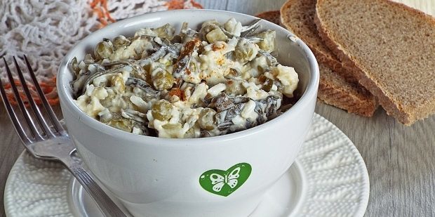 Salad with canned peas, seaweed, eggs and cheese