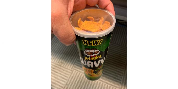 simple life hacking with a can of potato chips