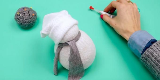 Snowman with his own hands: make a scarf and hat
