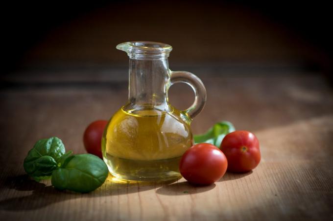 Kitchenware: vegetable oil