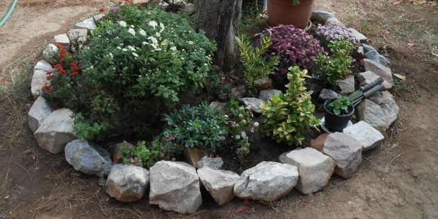 How to make a flower bed of stones