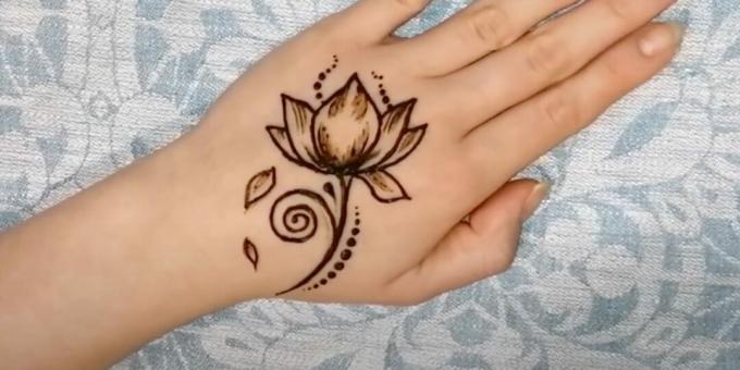 Henna drawings on the hand: depict fallen petals