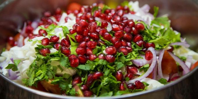 Pomegranate and tomato salad: a simple recipe
