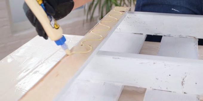 a coffee table with his hands: Apply the adhesive