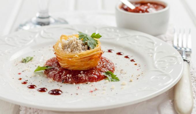 Nests of pasta with minced meat in the oven