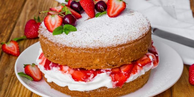 Sponge cake with berries and sour cream