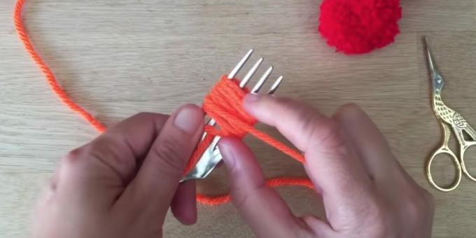 How to make a pompom: the width of the wound threads should be about 2 cm