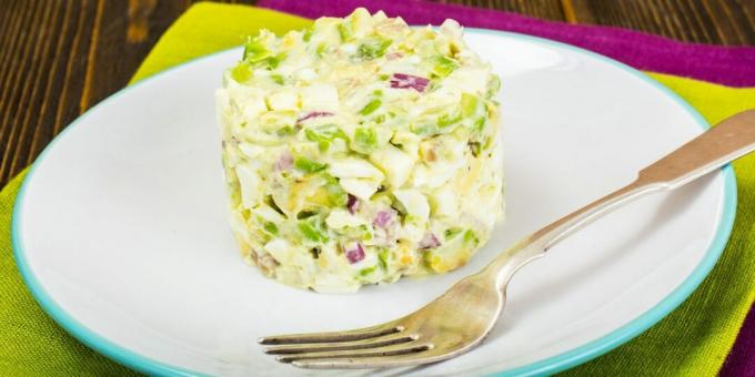 Salad with avocado, eggs and purple onions