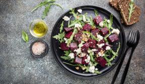 Salad with beets, nuts, rucola and goat cheese